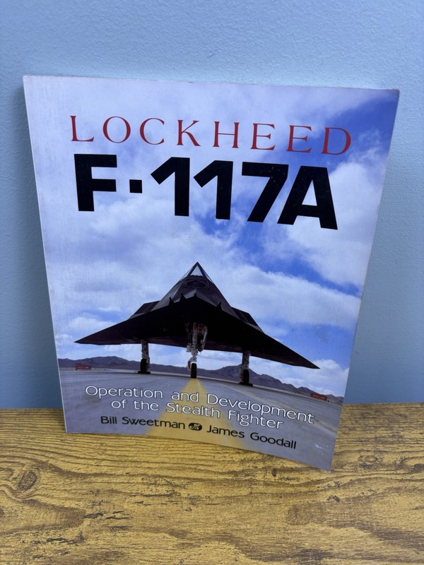Lockheed F-117A Operation & Deployment Bill Sweetman 1990 Motorbooks